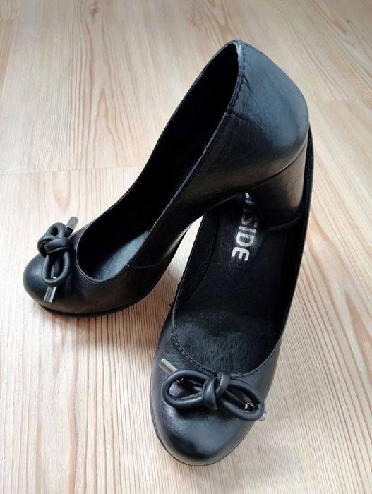 Sapatos salto alto pretos