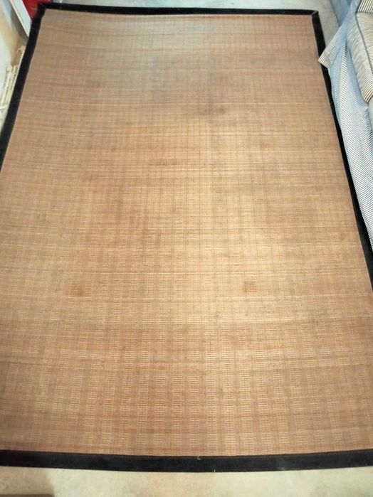 Tapete interior e retangular em palha