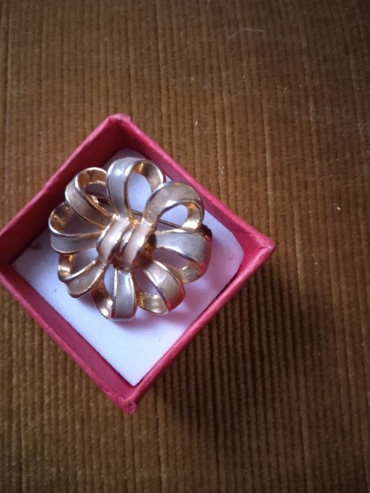 Продам брошь,Чехия,эмаль