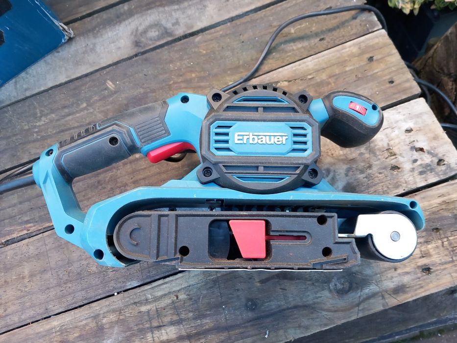 Szlifierka taśmowa sieciowa Erbauer 950 W 230 V z torbą.