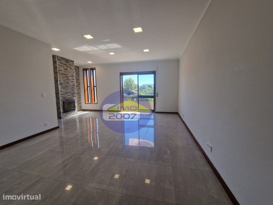 Apartamento T3 em Paços de Brandão