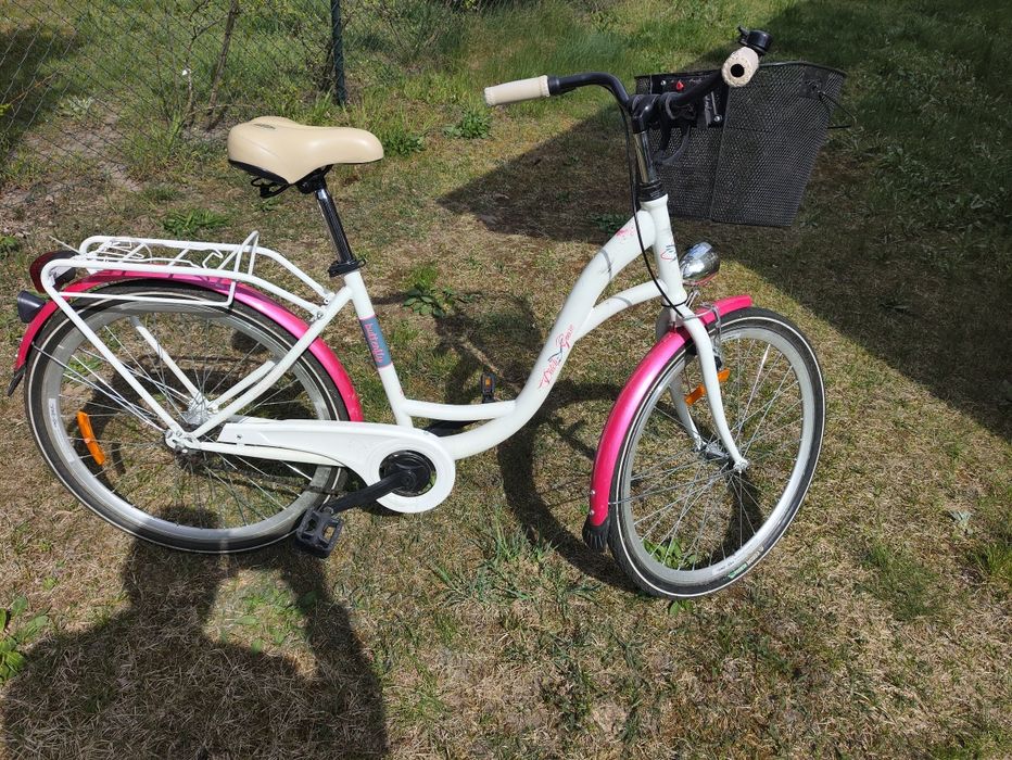 Rower damski z koszykiem.