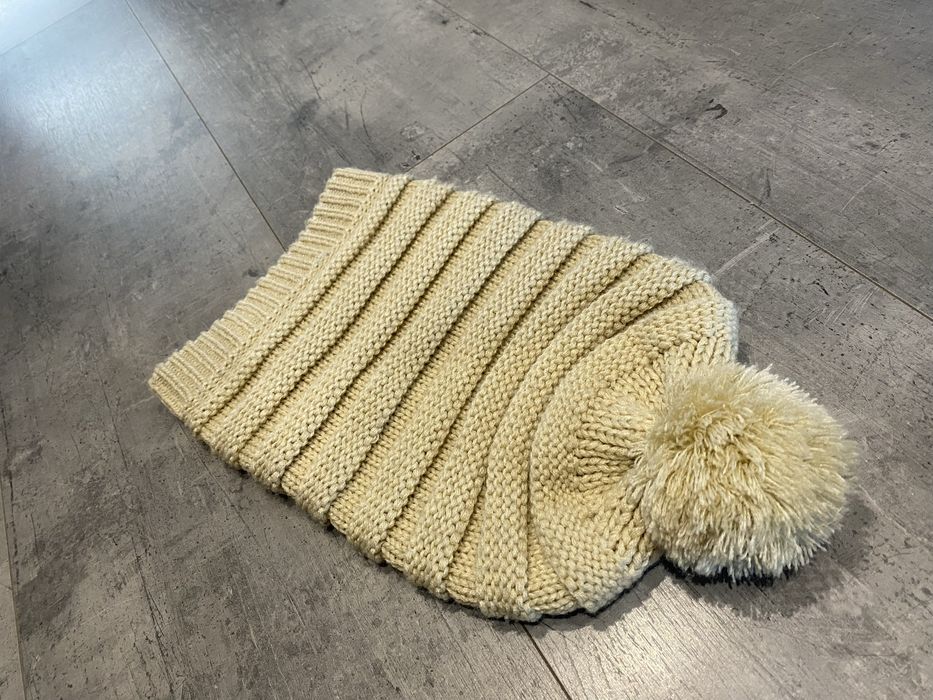 Czapka długa z pomponem