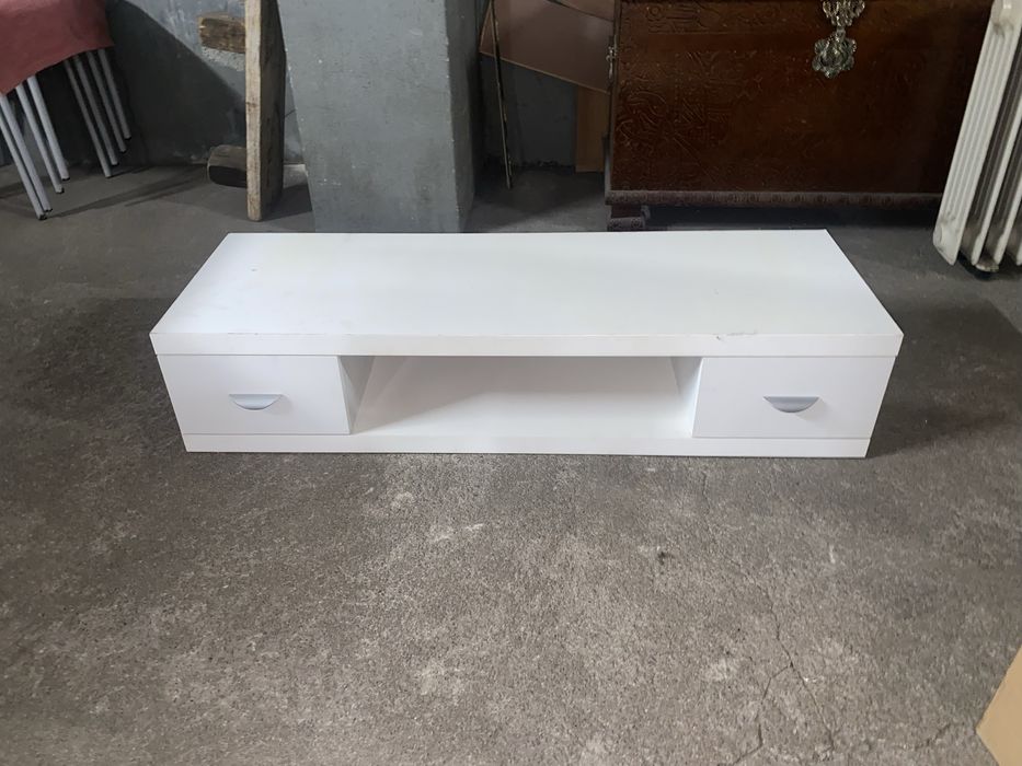 Movel branco de chão