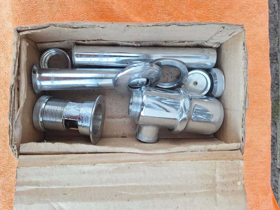 Z okresu PRL. Syfon mosiężny niklowany umywalkowy.