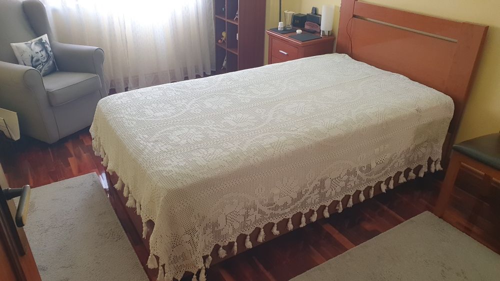 Colcha de Croché Artesanal Feita À Mão para Cama de Solteiro – Branca/Cru