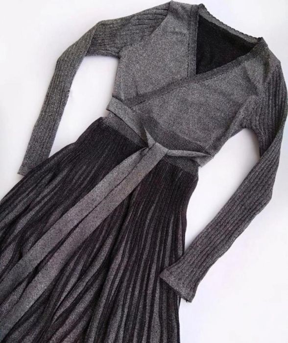 Теплое трикотажное платье миди с люрексом и юбкой плиссе.