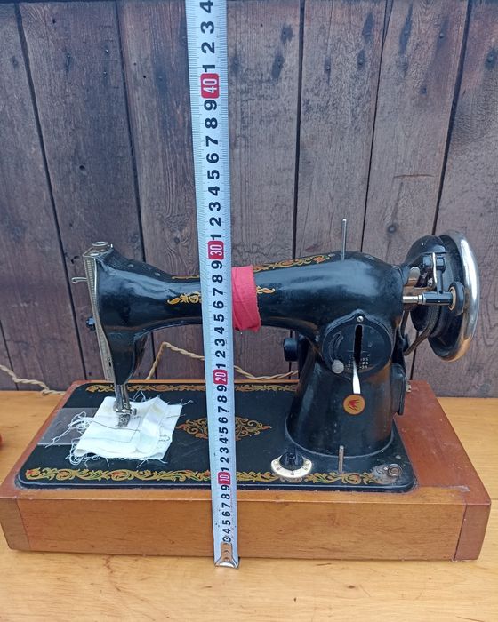 Швейная машинка б/у 1000гр