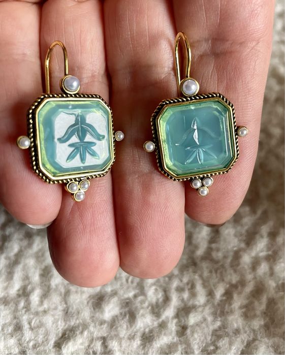 Brincos em metal dourado com cristal turquesa