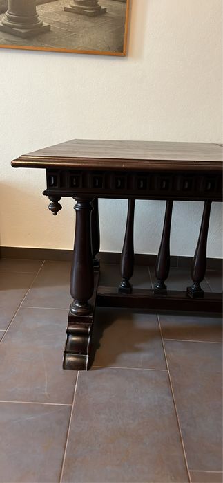Mesa rectangular de madeira mogno