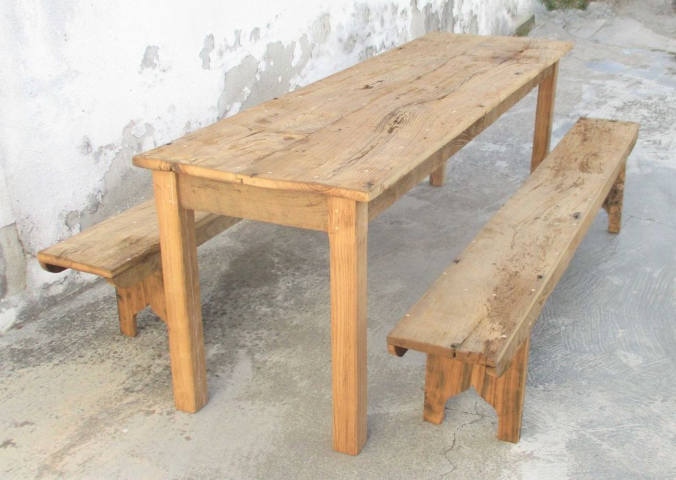 Mesa e par de bancos em castanho séc. XVIII