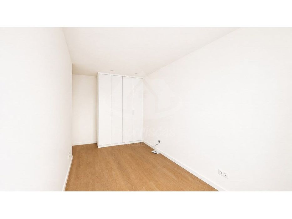 Apartamento T2 remodelado com cozinha equipada e despensa, em Odivelas