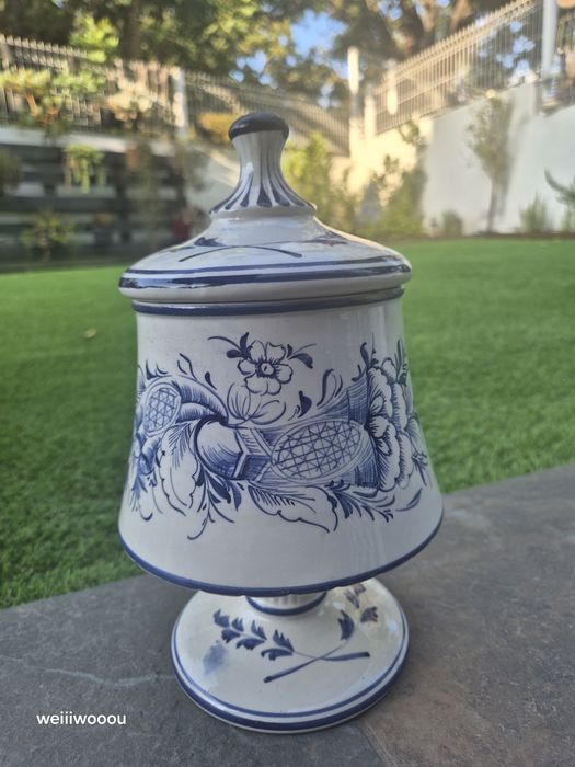 Vendo potiche grande em faiança portuguesa ,pîntado à mão.Altura25cm /largura 18cm