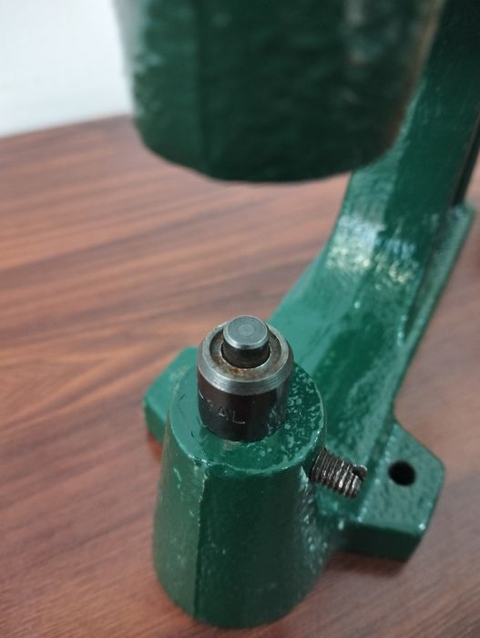 Máquina de pregar botões de mola em roupa