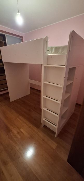 Cama alta com secretária