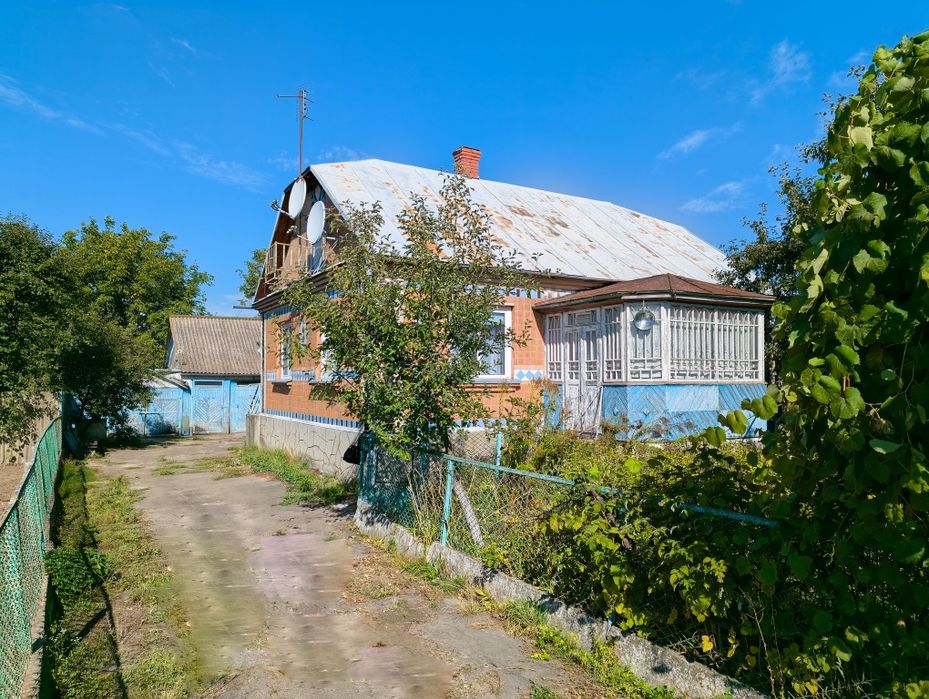 Цегляний будинок 108,7 м² на 2 входи + 25 соток і 3 гаражі, 5 км від Острога