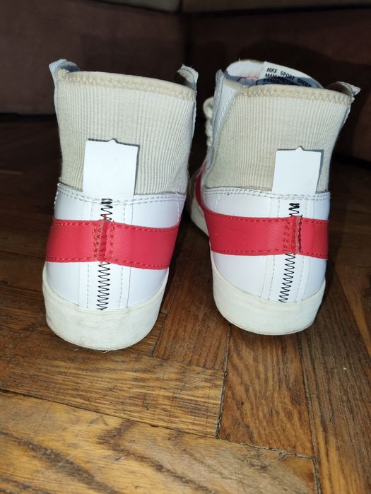 Кроссовки фирмы Nike