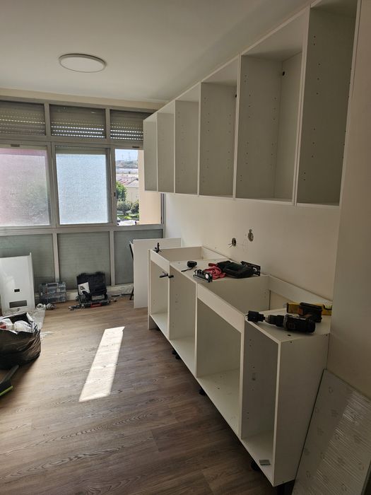 Montagens cozinhas e chão flutuantes e pintura
