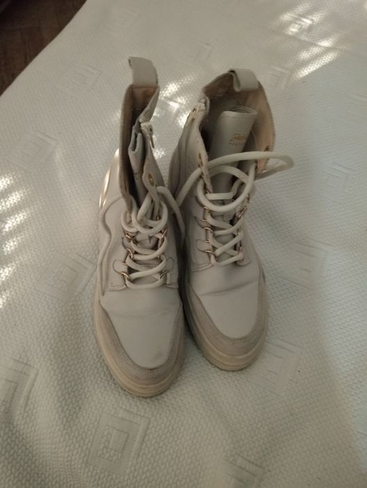 Botas brancas em bom estado  usadas uma vez