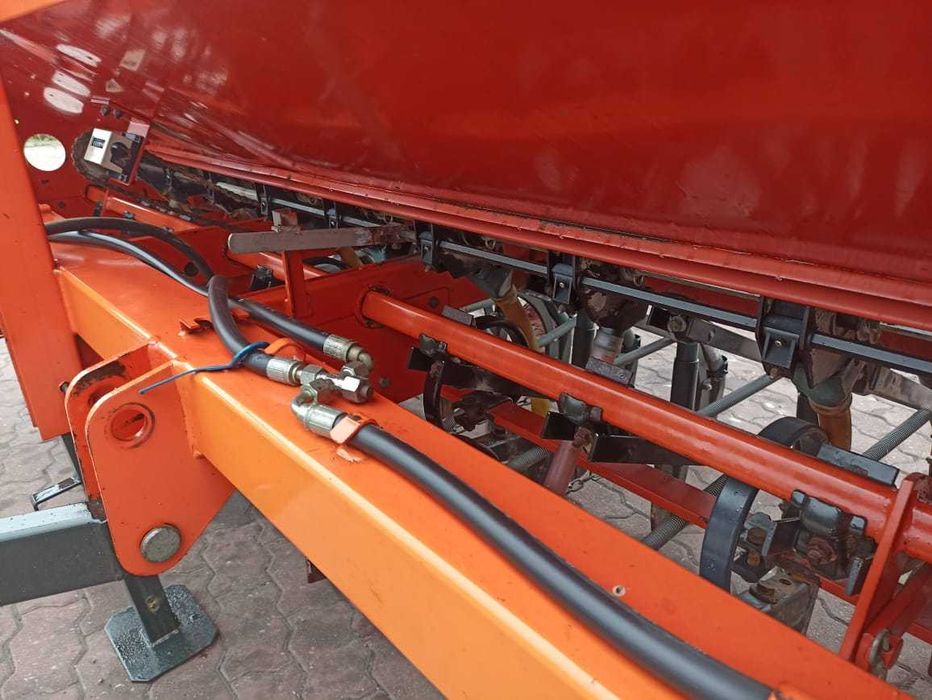 Siewnik zɓozowy z podsiewaczem nawozu. Dwu komorowy.2.5.m