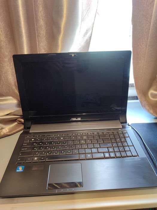 Ноутбук ASUS N53SM у робочому стані.