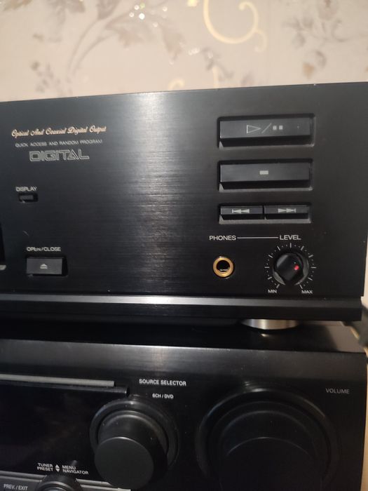 Сиди проигрыватель akai SD 37.