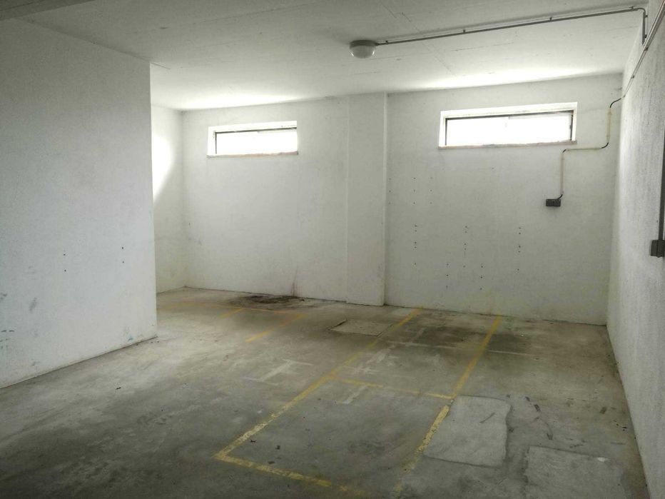 Aluga-se garagem privada/box fechada com 37 m², em Mafra, ideal para estacionamento, arrumos, armazenamento ou pequeno armazém.