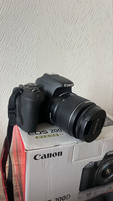 Фотоапарат Canon EOS 200D