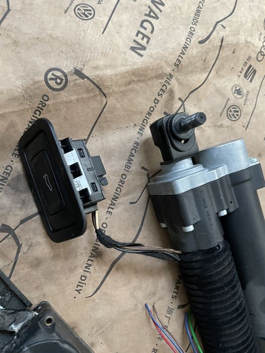 Електро доводчик дотяжка крышка багажника audi a6 c7 a6 4g5 ел привод