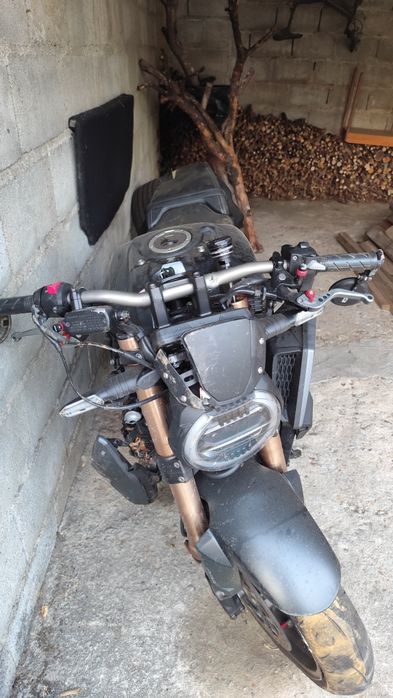 Honda CB650R 2023 | 7.999 km | Acidentada | Para peças/reparação