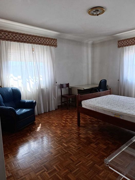 Quarto - Arrenda-se a estudante