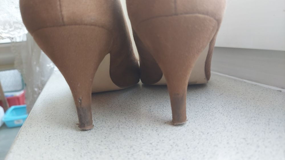 Czółenka zamszowe 39