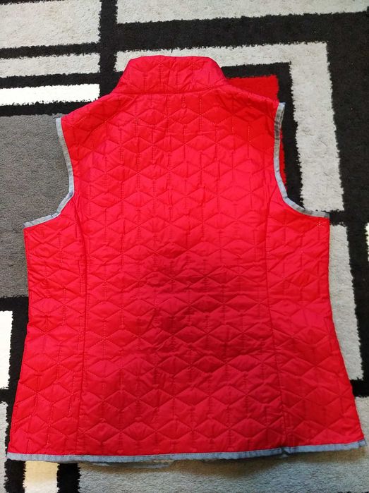 Тоненька,червона,стьобана жилетка 50-52 р