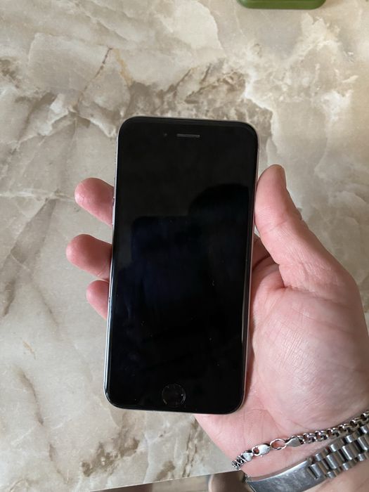 iPhone SE 2020 отличное состояние