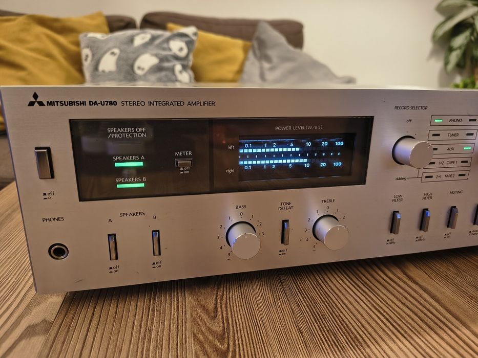 Mitsubishi DA-U780 Zamiana wzmacniacz