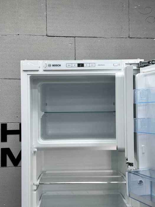 Вбудований холодильник Bosch Serie 8 з міні морозилкою