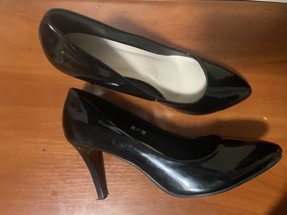 Туфлі лакові на каблуці.
