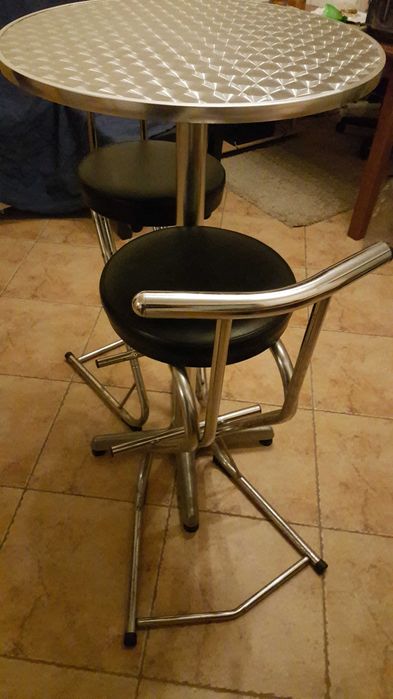 Mesa e cadeiras metalicas