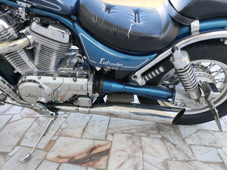 Suzuki intruder vs800
