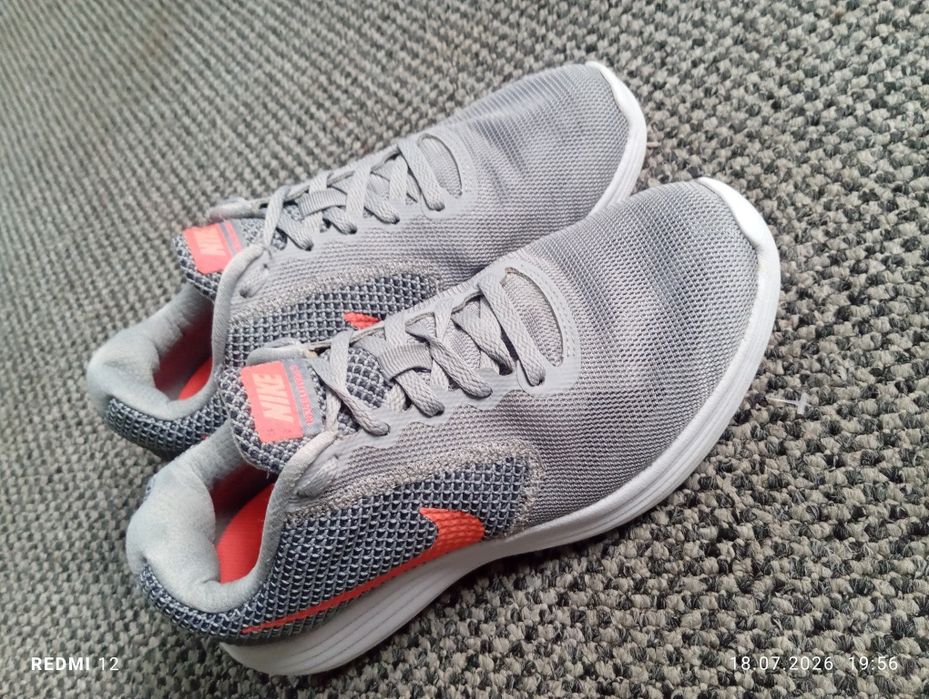 Buty damskie sportowe do biegania Nike Revolution 3 r. 38