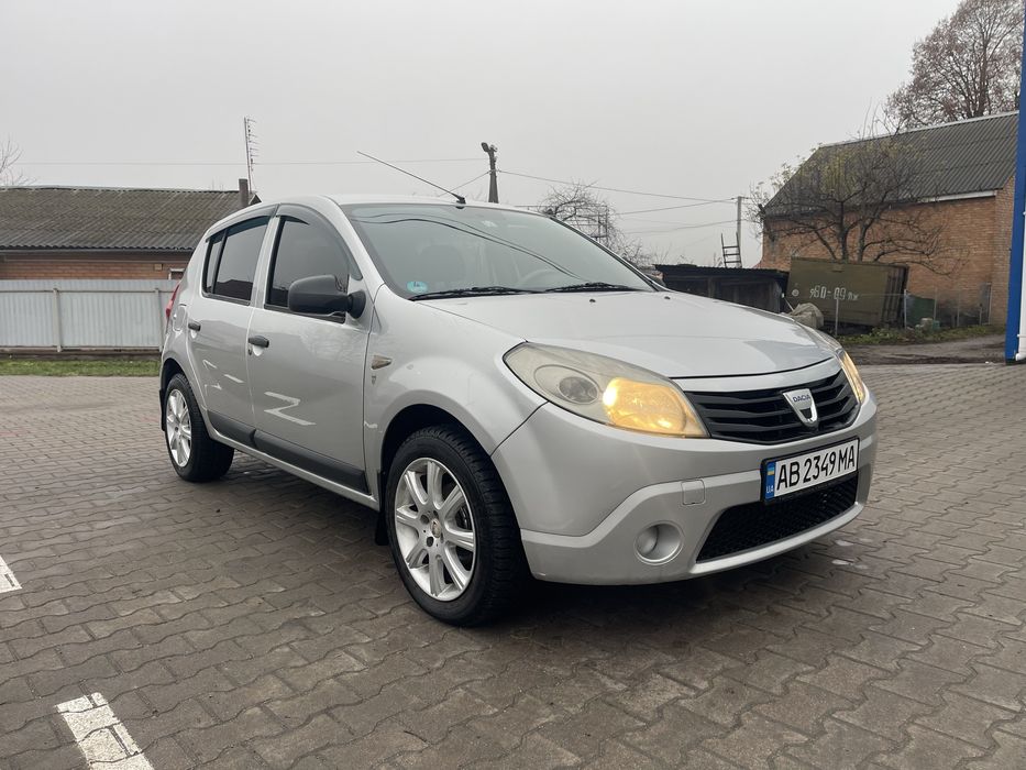 Продаєм Сандерік в хорошому стані,з документами повний порядок,лише переоформлення,зауважень по кузові чи технічному стані немає жодних. Встановлені гарні титани з новою зимовою резиною. Гарний авто за свої гроші,можливий торг лише реальному покупцю,тисячами не торгуємось. На данний час вкладень не потребує,потрібно лише заправляти:) Велике прохання автобізнесменів не турбувати. Дякую