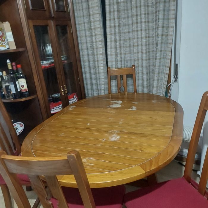 Mesa da sala de jantar com cadeiras