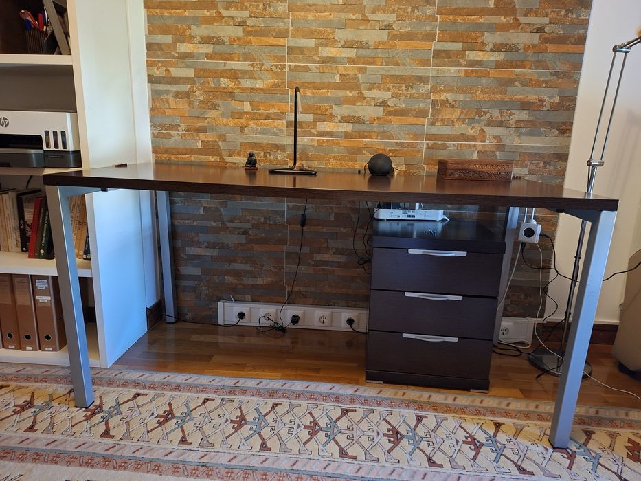 Secretária com conjunto de gavetas