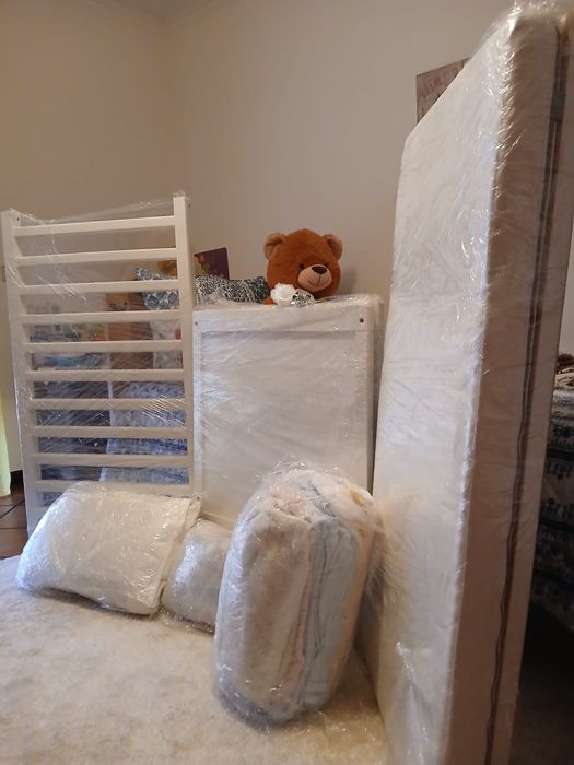 Berço de bebé + roupa de cama
