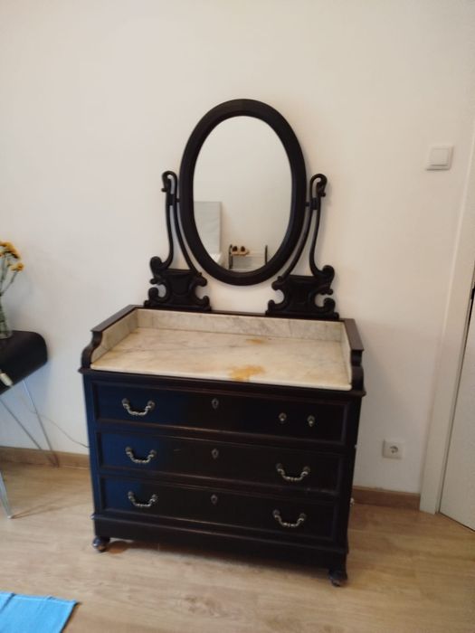 Cómoda com mármore e espelho