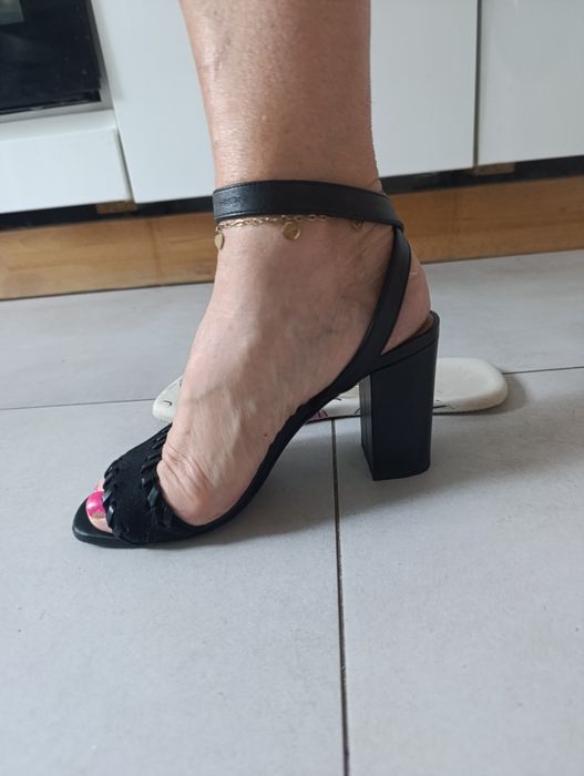 Sandały skórzane na obcasie