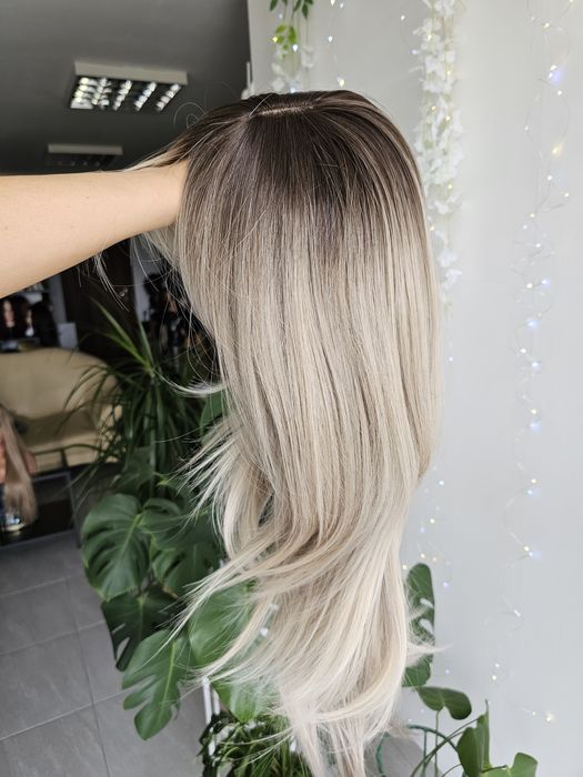 Długa peruka Lea chłodny szampański blond 3d naturalna gęstość