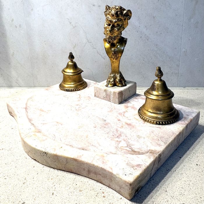 Raro tinteiro francês “fauno” de “Caron” em bronze dourada e mármore