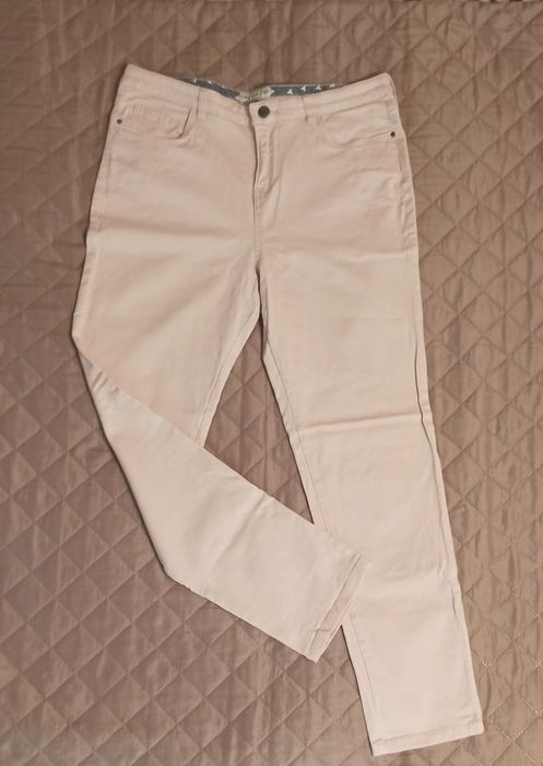 Jasne wąskie spodnie