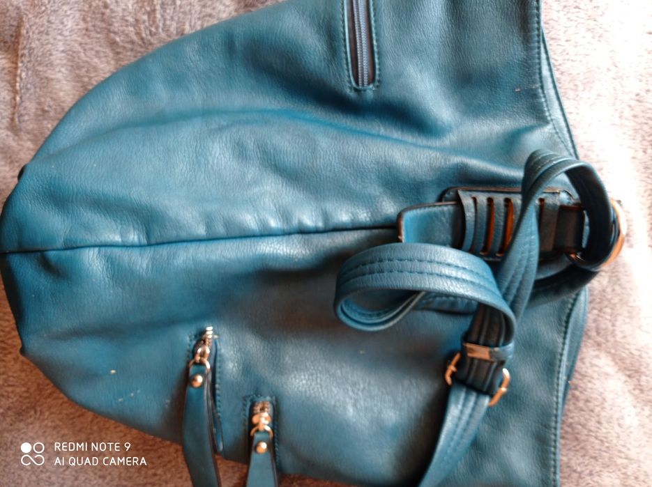 Torebka turkusowa z wieloma skrytkami